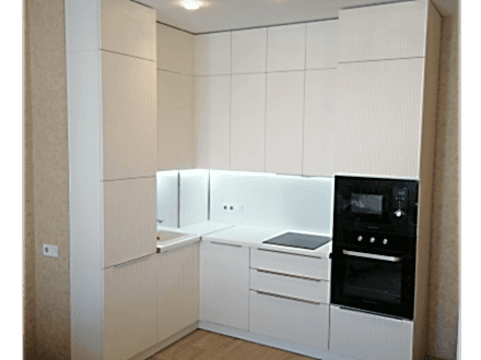 Белая кухня с рифлеными фасадами - фото - 9