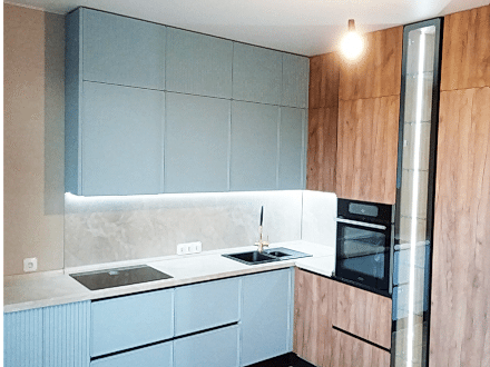 Голубая кухня с деревом - фото - 2