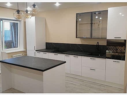 Белая просторная кухня в загородный дом - фото - 8