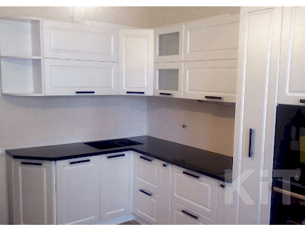 Белая кухня с фрезированными фасадами и вертикальной колонной - фото - 3