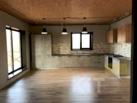 Просторная, серая кухня в загородный дом - фото - 1