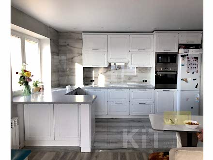 Кухня в стиле неоклассика в загородный дом - фото - 1