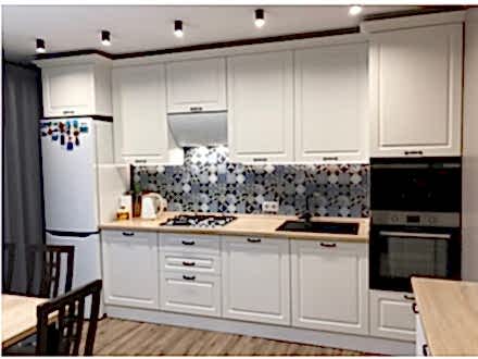 Уютная белая кухня с фрезированными фасадами - фото - 3