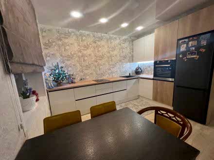 Кухня в студию без верхних шкафов - фото - 1