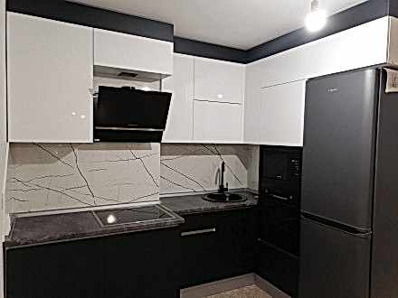 Контрастная кухня с мраморным фартуком - фото - 2