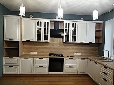 Кухня в неоклассическом стиле с мойкой под окно - фото - 3