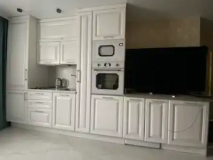 Белая кухня из МДФ в стиле неоклассика - фото - 3