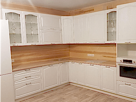 Белая кухня из МДФ в стиле неоклассика в загородный дом - фото - 3