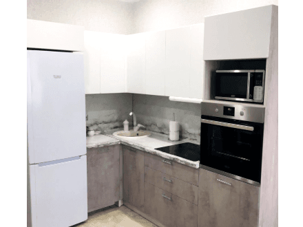 Угловая кухня с розовым низом - фото - 2