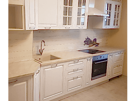 Неоклассическая белая кухня со сложной геометрией - фото - 2