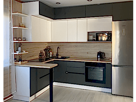 Угловая кухня под потолок в современном стиле с небольшим барным полуостровом - фото - 2