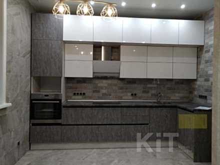 Кухня в стиле лофт под потолок с глубокими антресолями и пеналом для встроенной техники - фото - 1