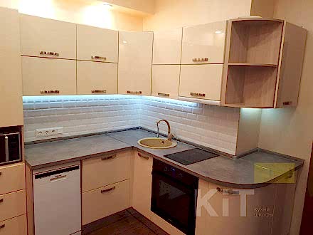 Угловой кухонный гарнитур, встроенный в помещение со сложной геометрией - фото - 1