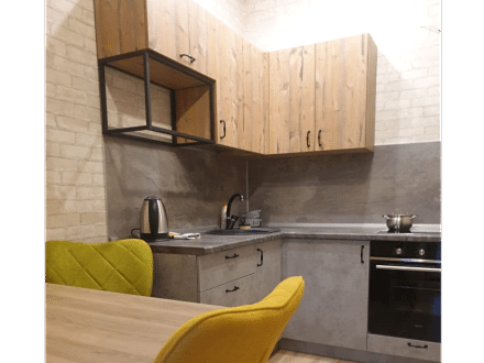 Маленькая угловая кухня в стиле лофт с фасадами под бетон и дерево - фото - 1