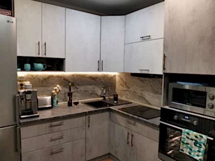 Угловой кухонный гарнитур в стиле лофт с фасадами под камень с ярко-выраженной структурой - фото - 2