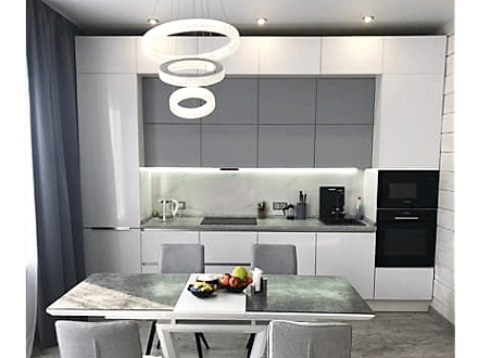 Современная кухня с пеналами и антресолями до потолка в белом цвете - фото - 2