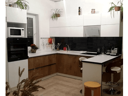 Угловая кухня в современном стиле с барным полуостровом - фото - 2