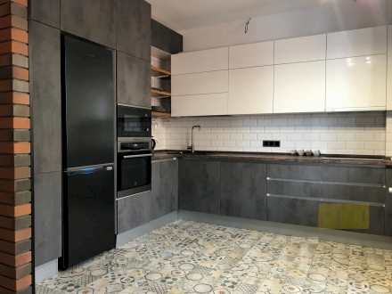 Угловая кухня без ручек в стиле лофт с контрастными фасадами белого и серого цветов - фото - 1