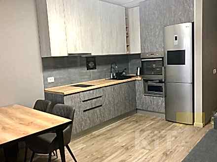 Угловая кухня без ручек в стиле лофт с серыми фасадами под камень - фото - 1