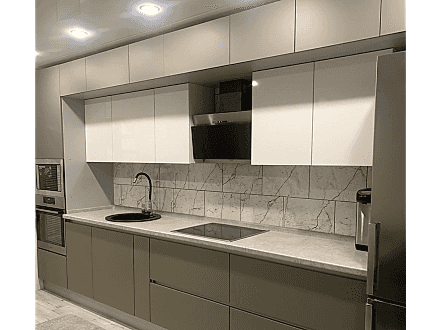 Современная серая кухня с двухуровневыми шкафами разной глубины - фото - 3