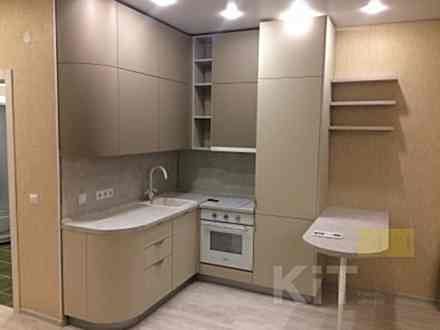 Угловая современная кухня в пастельных тонах со скругленными шкафами - фото - 1