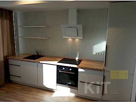 Современная серая кухня без верхних шкафов - фото - 1