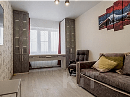 Гостиная в стиле лофт с рабочей зоной и библиотекой - фото - 2