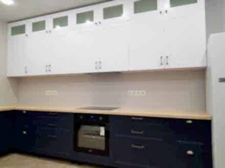 Неоклассическая кухня с контрастными синими фасадами и белым верхом - фото - 9