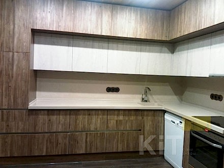 Угловая кухня под дерево в стиле лофт с двухуровневыми шкафами разной глубины - фото - 1