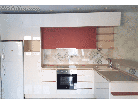 Современная белая кухня с ярким красным декором - фото - 5