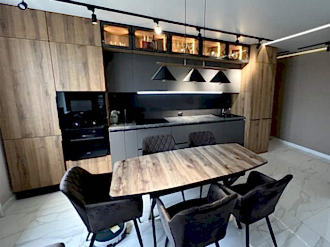 Просторная кухня в стиле лофт с серыми фасадами с деревом - фото - 1