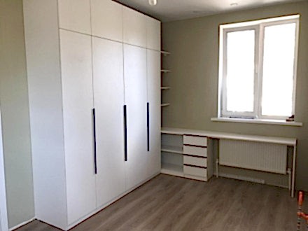 Шкаф встроенный, до потолка с распашными дверями и рабочей зоной - фото - 1