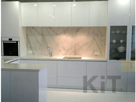 Белая кухня под потолок с двумя буфетами и мраморным фартуком - фото - 2