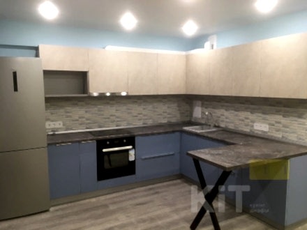 Угловая серая кухня в современном стиле c системой открывания "push to open" - фото - 1