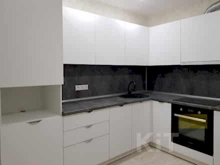 Белая, угловая кухня, верхние шкафы открытие по системе PUSH TO OPEN - фото - 1