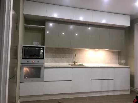 Трендовая двухуровневая, прямая кухня в модном сочетании цветов оливковый+белый - фото - 2