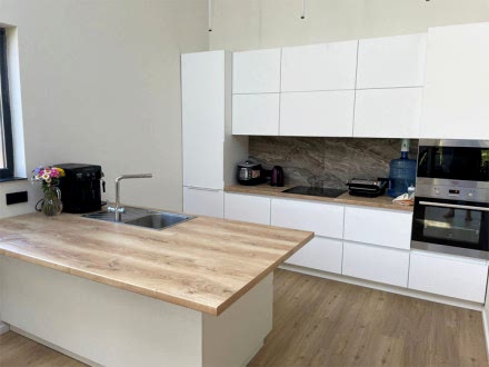 Модная кухня с островом в сочетании цвета дерева+белого - фото - 1