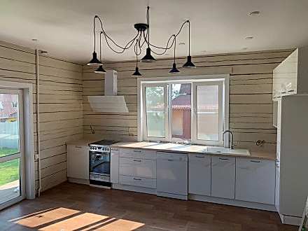 Белая кухня в загородный дом без верхних шкафов - фото - 2