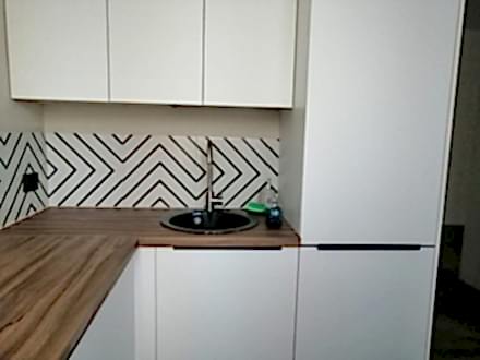 Белая, угловая кухня с ручками профиль - фото - 2