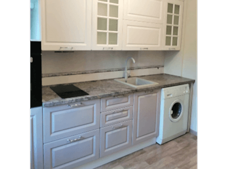 Прямая кухня в стиле неоклассика в пастельных тонах - фото - 2