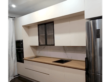 Кухня прямая, белая двухуровневая в современном стиле - фото - 2