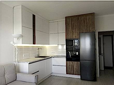 Модная угловая кухня в квартиру студию - фото - 3