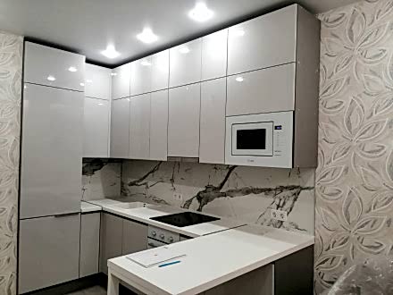 Кухня белая в новостройку в нестандартное помещение - фото - 2