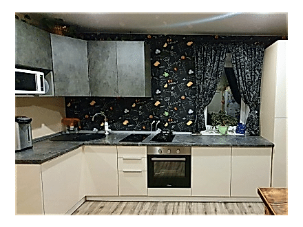 Угловая кухня с рабочей зоной под окном - фото - 4