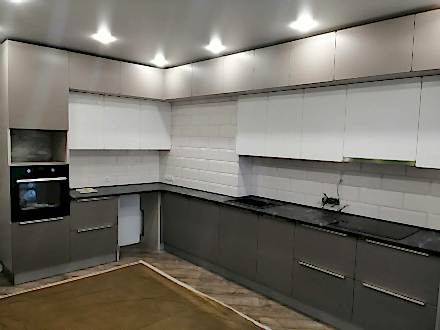 Угловая, двухуровневая кухня в серо-белом цвете - фото - 1