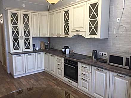 Угловая , классическая кухня в загородный дом - фото - 1