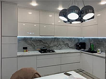 Угловая, белая, глянцевая кухня под потолок увеличивающая пространство - фото - 2