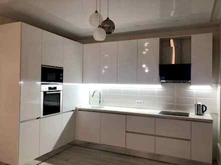 Угловая, белая, кухня в квартиру студию без видимых ручек - фото - 1