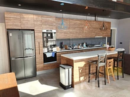 Прямая кухня с островом в загородный дом - фото - 1