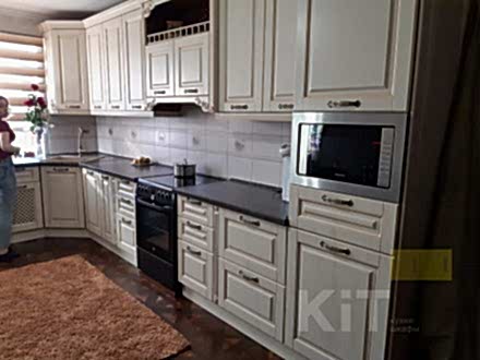 Кухня в классическом стиля молочно-бежевого цвета - фото - 1